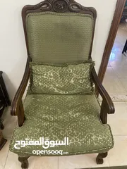  2 طقم كنب بحالة ممتازة معه طاولة خشب وطاولة تيليفزيون