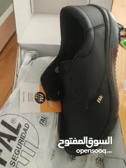  2 شروه احذيه من الداخل موجوده بالخليل