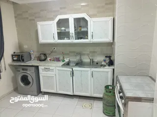  18 استوديو غرفة وصالة وحمامين وترث كبير