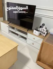  5 خزانة مزنزن تلفزيون خشبية عصرية تصميم أنيق يجمع بين الخشب الطبيعي والأبواب البيضاء ليضيف لمسة .