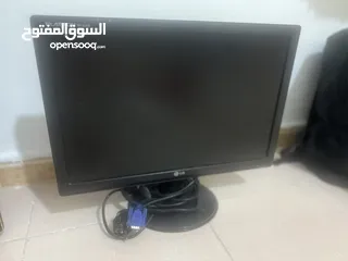  1 شاشه كومبيوتر مع سماعات