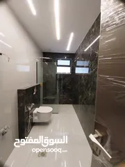  15 الكرسي 210م مع حديقة 120م وكراج خاص بسعر مغري