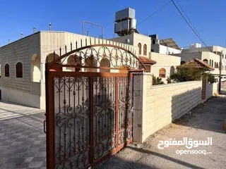  3 بيت مستقل ڤيلا جانبية مميزة للبيع في بني نعيم قضاء الخليل وعليه اطلالة جميلة جدا وفي منطقة مرتفعة