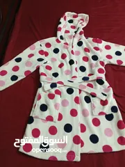  3 ملابس مستعملة لطفلة واحدة العمر من 8-10 سنوات  أغلبهم من شي ان . ورد تاج وهم بحالة ممتازة .