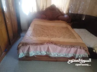  1 غرفة نوم لون عسلي غامق بحالة الوكالة خشب زان