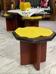  2 طاولة وسط خشب (فورمايكا) شكل سداسي مع 3 طاولات صغار سداسي كمان   ولوازم الطاولة