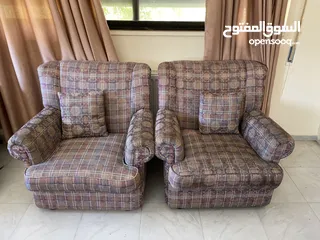  6 طقم كنبايات 7 مقاعد تفصيل خشب ثقيل مستعمل للبيع مكون من 1 ثلاثية 1 ثنائية 2 مفردة مع طقم طربيزات