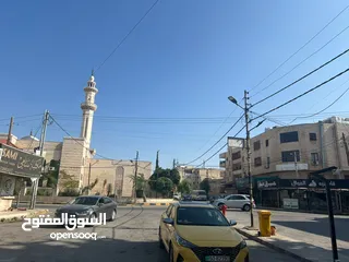  9 مجمع تجاري في وسط إربد عبارة عن محلات وشقق مع تسوية
