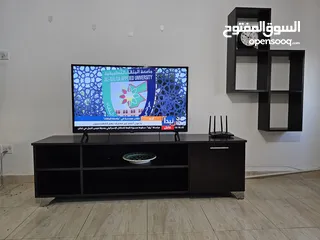  1 طاولة تلفزيون مع رفوف ديكور خشب ثقيل