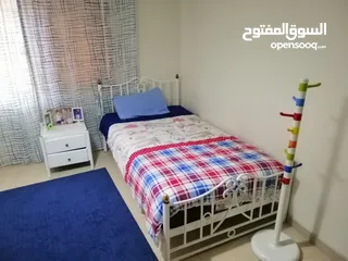  1 سرير حديد مع فرشه و سجاده وبرداي