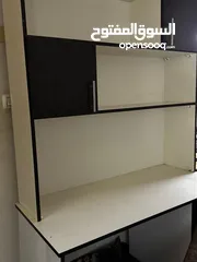  2 للبيع: طاولات مكتب  عدد: 2 طاولات  المواصفات:  خشب قوي وجودة ممتازة  تصميم مرتب وبنفع للمكتب أو البي
