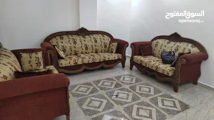  1 كنب ضيوف تفصيل خشب زان مستعمل بحالة شبه جديدة خامة ممتازة وتصميم فخم - مريح وألوان جميلة  - لا يفوتك