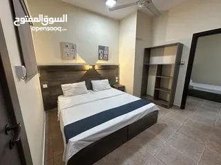  9 غرف وشقق فندقية نظيفة على البحر وبجانب السوق، موقع ممتاز، مطاعم، موقف عام، بلكونات، انترنت، مكيفات.