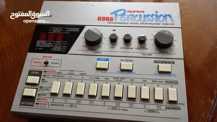  1 جهاز KORG DDM-220 هو من أشهر آلات الطبول الرقمية القابلة للبرمجة التي أُطلقت في الثمانينيات.