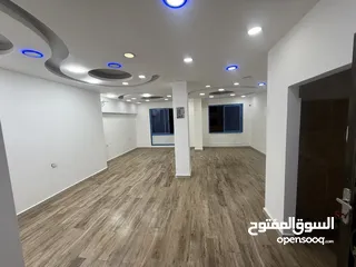  5 مكتب للإيجار / مطل على الشارع الرئيسي