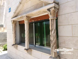  3 شبابيك المنيوم و ابواب و تراس خارجي وأبواب خشب داخليه وخارجية وأبواب حديد  رئيسية..