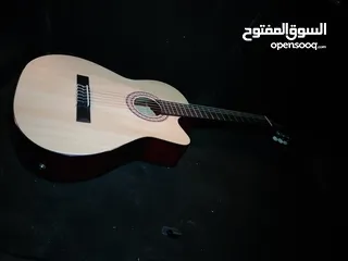  3 جيتار مستعمل اقل من اسبوع بحالة ممتازة جدا فيه مدخل للسماعة والسبيكر وفيه ازرار للتحكم بالصوت