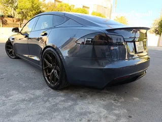  13 TESLA MODEL S PLAID