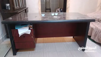  6 طاولة مكتبة مع سطح زجاجي Library table with glass top