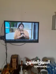  1 شاشه استعمال خفيف 32  انش شارب استعمال بسيط بحال الجديد معه ريموت وقاعده بدون الرسيفر الرسيفر فقط