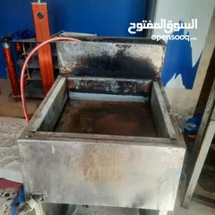  6 مجلى ستيلس ثقيل صناعي  ثلاجة بحاجه الى مروحة  طاوله ستيلس  غاز عين وحدة كانون كبير طول مترين عرض 40س