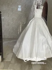  4 فستان زفاف مع جيبون وطرحة