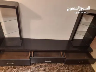  2 طاولة تلفزيون خشب لاتيه 18 مع رفوف خشب وزجاج لون بني محروق