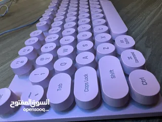  9 Glowing Pink Typewriter Style Keyboard لوحة مفاتيح ستايل الطابعة الكلاسيكي مضيء اللون وردي راقي جداً