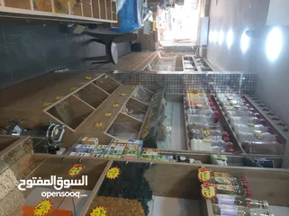  8 محمص للبيع بكامل عدته وديكوره وبضاعته البيع بداعي السفر المحمص يعمل بشكل جيد وقابل للتطوير والتوسيعو
