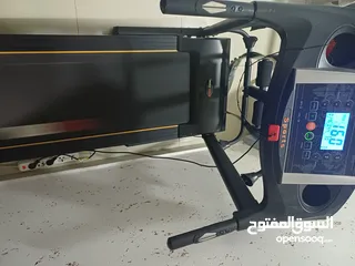  2 جهاز ركض للبيع جودته ممتازه واستعمال قليل جداً ، بقيس نبضات القلب و معه حمايه وحزام هزاز
