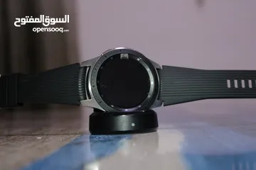  1 ساعة Galaxy Watch الجيل الاول صح قديمة بس بعدها ب لاصق الشاشة الاصلي، شخط ما بيها والسعر مناسب جدااا