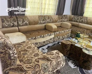  4 مجلس غرفة ضيوف نادر الاستعمال  3.5×3.5 7 مقاعد مجوز و 3 زوايا و اربع مساند مع طاولة و 4 طربيزات
