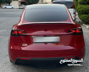  4 تيسلا Y 2022 performance لون خمري مميزة داخلي ابيض الاداء العالي دفع رباعي وبسعر مغري جداً جمرك جديد