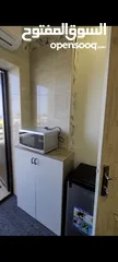  7 شقة مفروشه مساحات مختلفه عمارة عائليه منطقه حيويه على شارع البترا مباشره بجانب كافيه بلاك هاوس