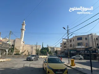  16 مجمع تجاري في وسط إربد عبارة عن محلات وشقق مع تسوية