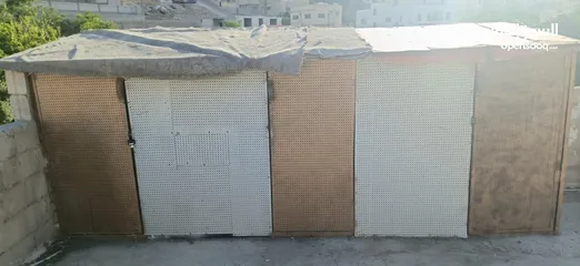  4 خشه حمام ثلاث ابواب  الطول 4متر العرض متر وثلاثين العب راكب عليها السقفيه خشب ظهر الفرصه من ورا طوب