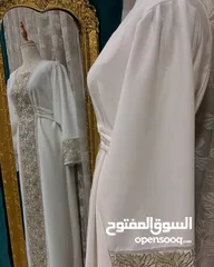  4 أناقة تليق بكِ  فستان نسائي فاخر بلون أبيض ملكي ولمسات تطريز فخمة بالذهبي اللامع.