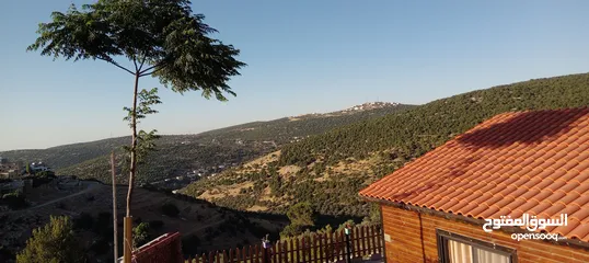  18 كوخ خشبي غرفتين نوم وصالون وحمام ومطبخ وثلاجه وشاشه ومكيف وغاز وساحه خارجيه مع اطلاله مميزه