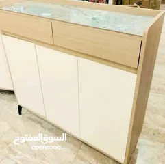  8 خزانة فاخرة بتصميم عصري أنيق ثلاثة دفات مصنوعة من خشب عالي الجودة بلمسة طبيعية وناعم .