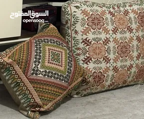  3 مرايه توضع بزاوية الغرف  وتعلق حجم كبير  وتطريز يدوي والألوان مميزة مع مساند ونفس الالوان للبيع