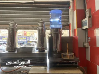  2 عدة كفتيريا كاملة استعمال شهرين  ثلاجه بابين سحب  1 غلايه مياه مع ارضيه ستانلس  2 غلايه قهوه صب