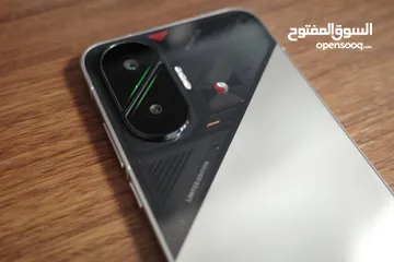  3 Poco f7 silver blak edition