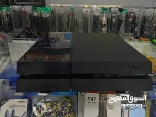  1 PS4 fat  بلايستيشن فور فات وكاله نظيف مش مفتوح مع ايدتين كوبي ون جداد قابل للتفاوض بشيء بسيط