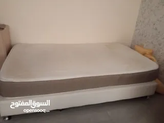  4 فرشة وكرسي و3 مرايا من ايكيا فقط 20