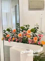  2 طاولات مع قالب ورد للمناسبات