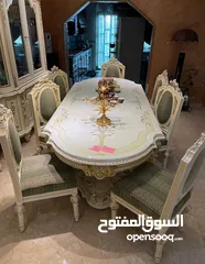  3 طقم سفرة كامل طاولة 8 كراسي مع خزانة فضية و 3 خزانات مع مراة للبيع من المالك