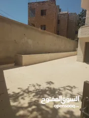  24 للايجار شقه ارضيه مدخل مستقل مع ساحه 200 متر