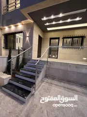  3 شقة للبيع اخير مع روف 170م في طريق المطار منطقة الحويطي
