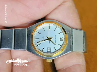  11 ساعات قديمه مخزنه