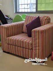  1 كنبة مفردة مع بفة بحالة ممتازة بسعر مغري جداً